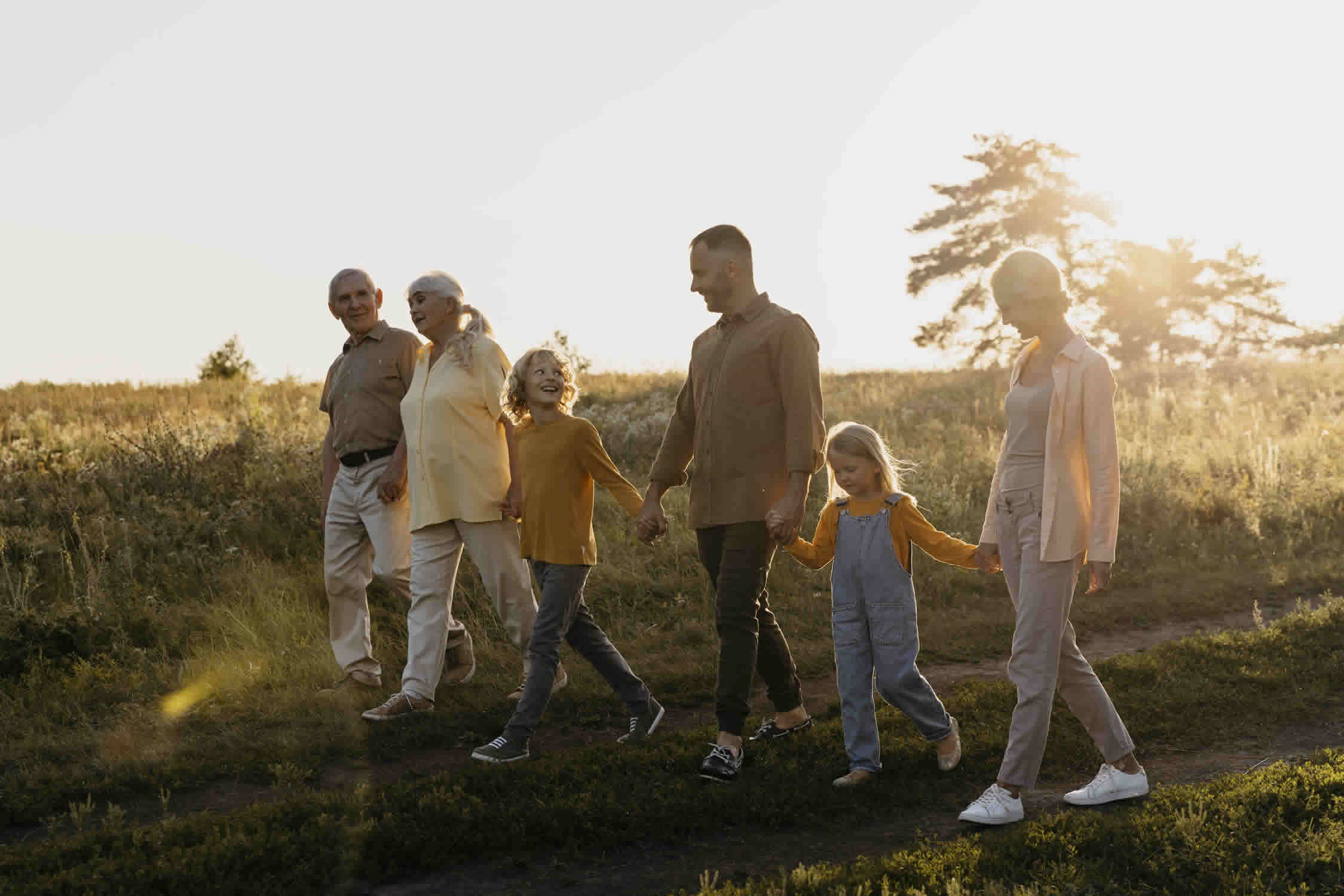 familia-feliz-plena-naturaleza.jpg_v1