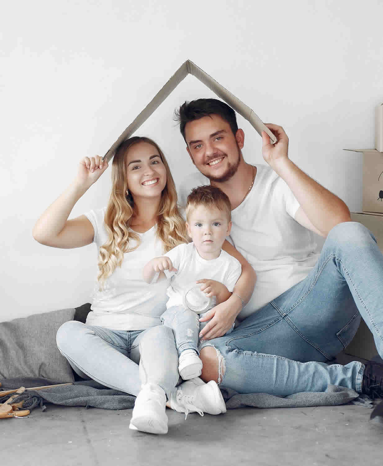 familia-moviendose-usando-cajas_v1